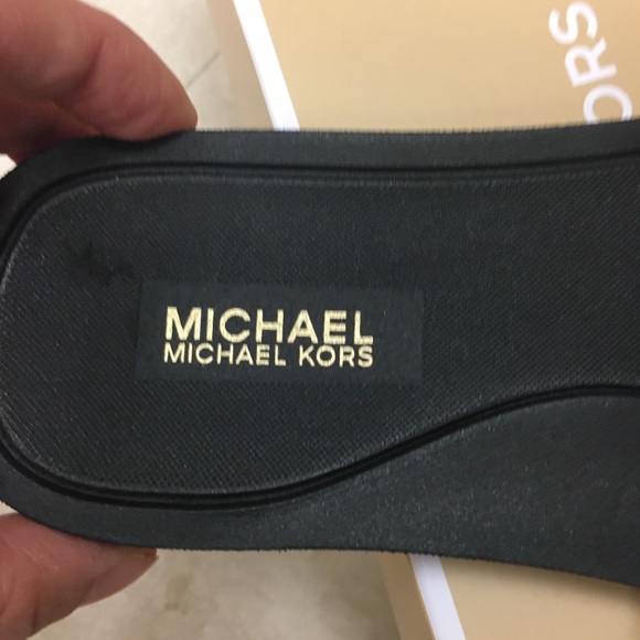 🖤Michael Kors Gold 🌺 Flip Flops 🖤 - Picture 11 of 11